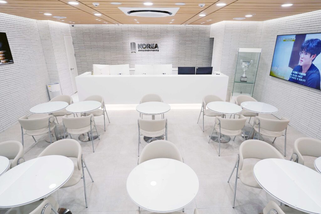 1-1 쿠킹클래스-학원 로비가 나오는 깨끗하고 넓은 시설 사진