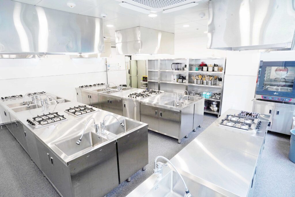 1-2 쿠킹클래스-학원 로비가 나오는 깨끗하고 넓은 시설 사진