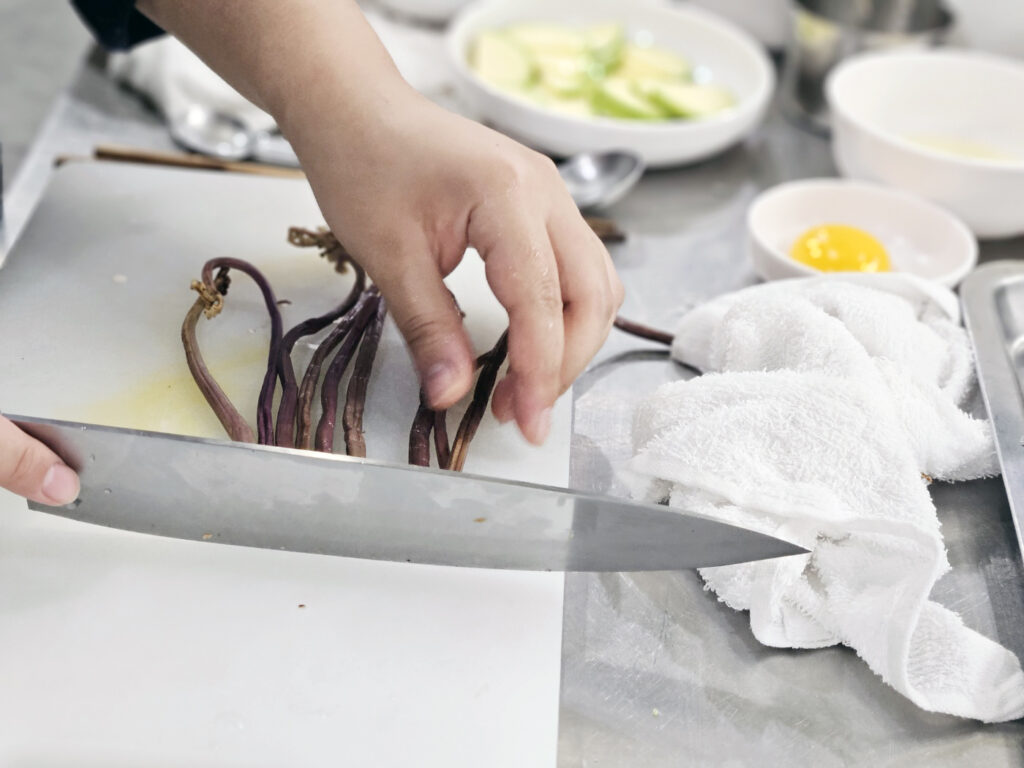 2 쿠킹클래스-고사리를 도마 위에 올려놓고 손질하는 사진