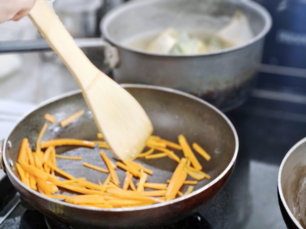 3 쿠킹클래스-당근을 프라이팬에 볶는 사진