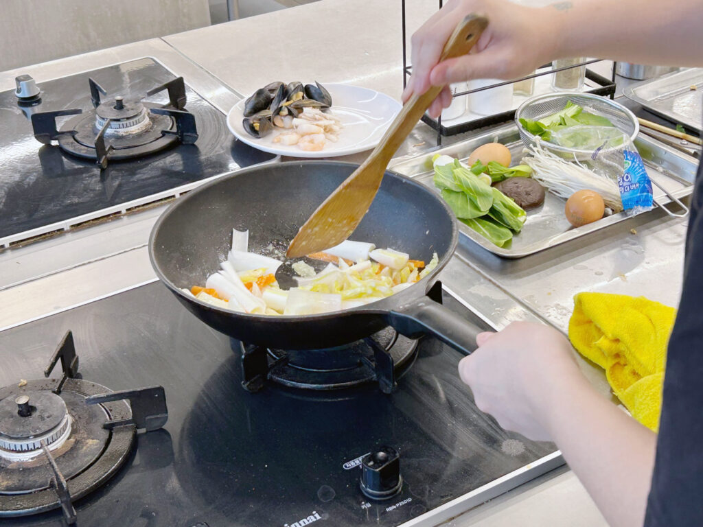 4-커다란 웍(Wok)을 돌리는 역동적인 모습