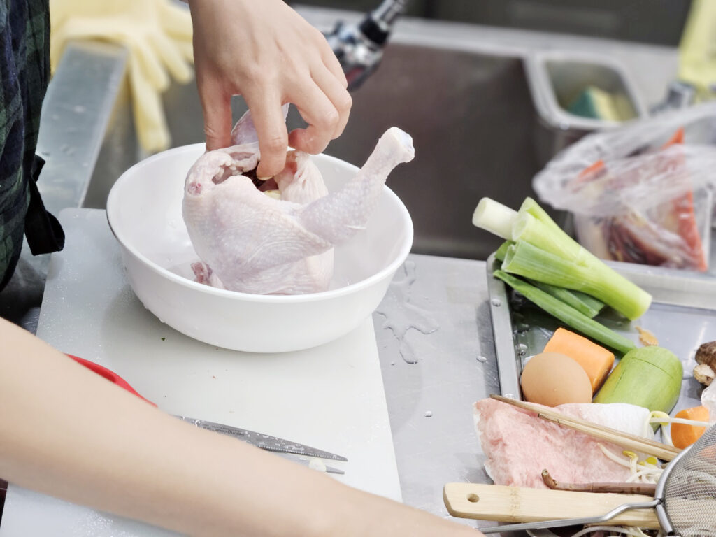 4 쿠킹클래스-생닭을 손질하는 사진 (날개 끝, 꽁지 기름 제거 등)
