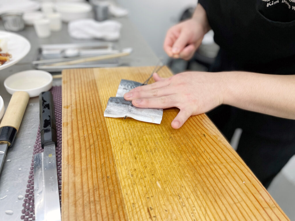 5-정갈하게 회를 뜨는 모습, 사시미 칼을 쥔 손