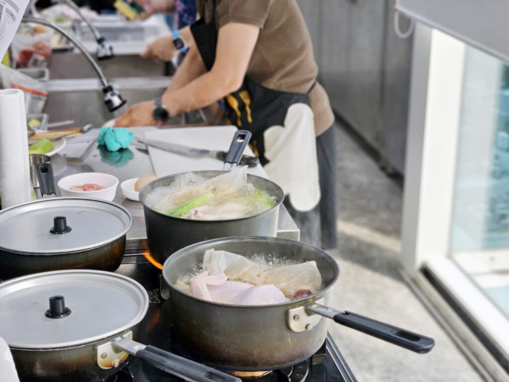 5 쿠킹클래스-닭과 야채, 한방 재료를 냄비에 넣고 끓이는 사진