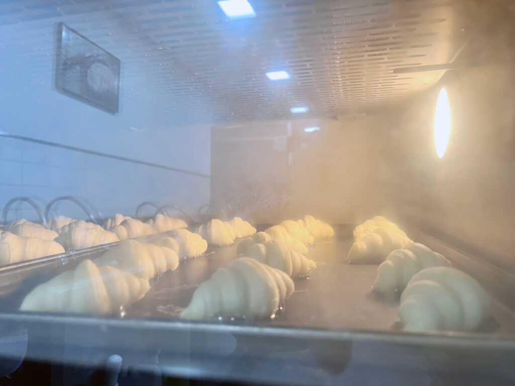 6-오븐에서 나올 대기중인 크루와상 빵