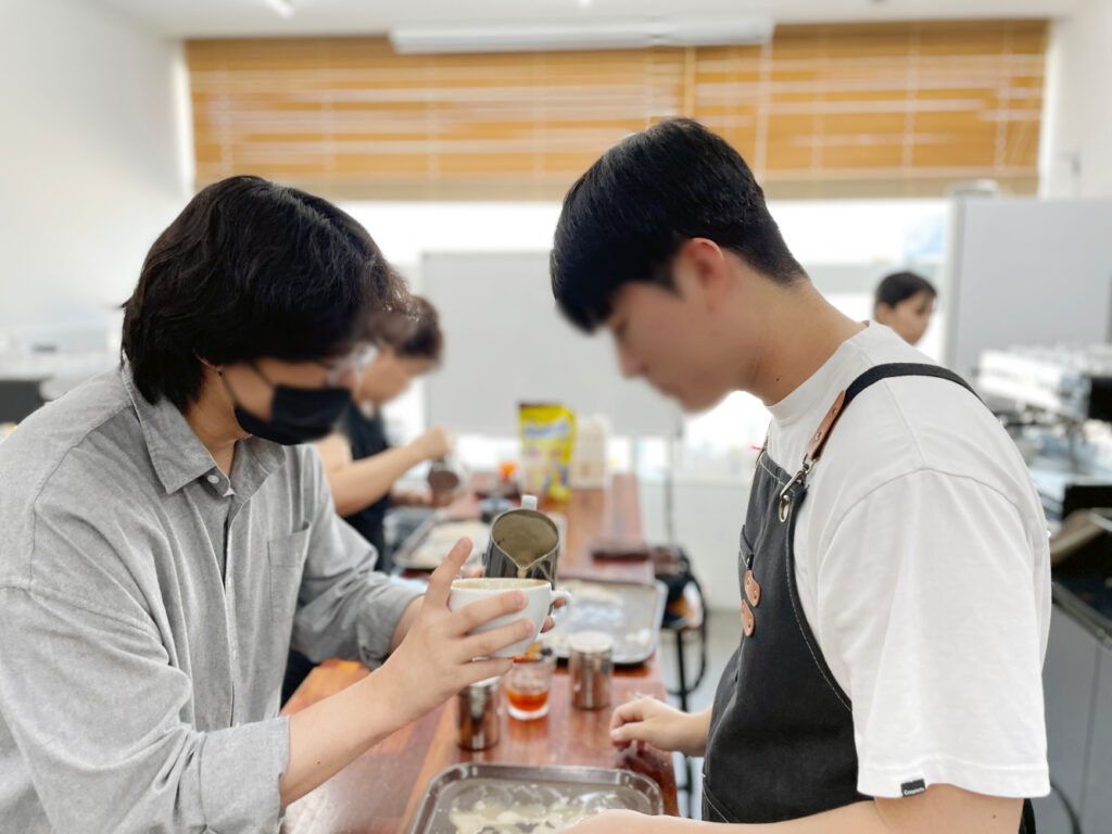 8-강사님이 수강생 바로 옆에 붙어서 알려주는 사진