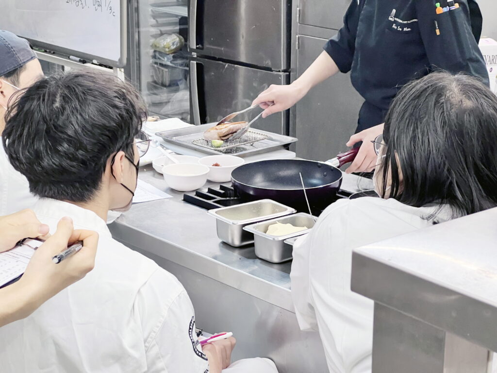 입시요리학원 팬 시어링 및 레스팅 교육
