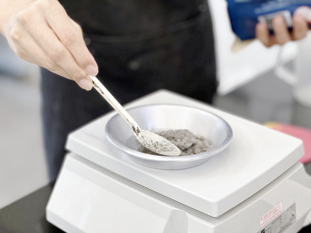 2 베이킹클래스-저울에 흑임자가루 계량하는 모습