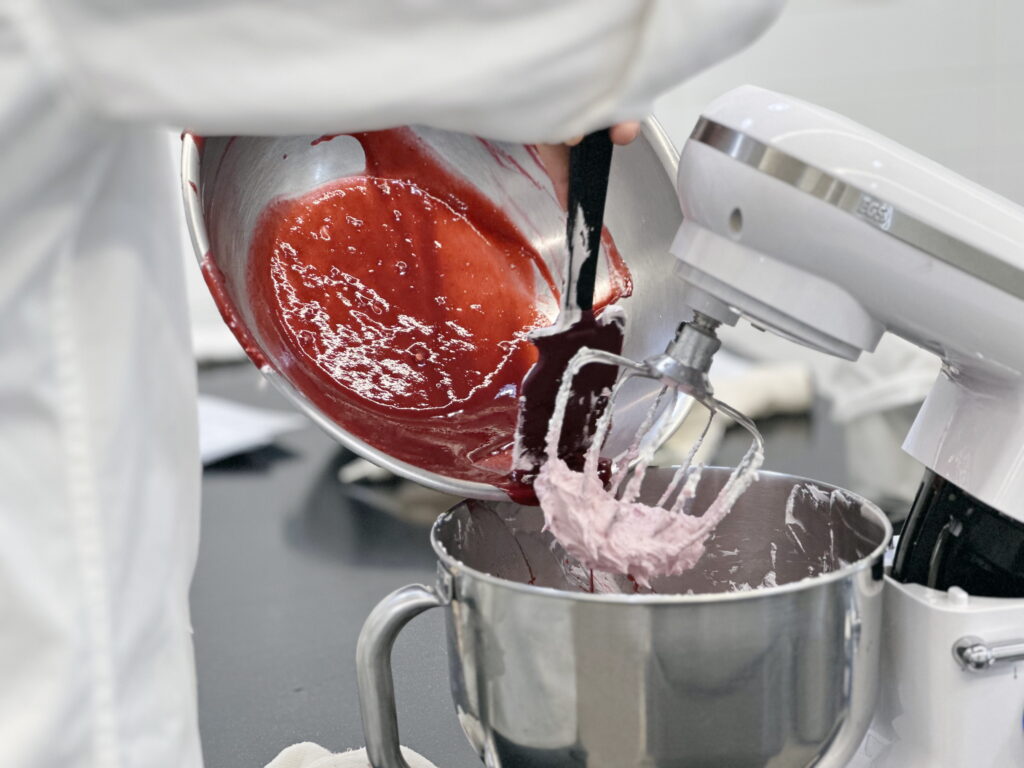 3 베이킹클래스-분홍색 반죽에 라즈베리퓨레 섞는 모습
