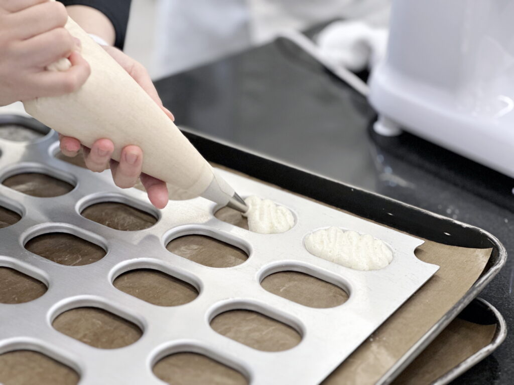 4 베이킹클래스-기존 틀에 반죽을 모양에 맞춰 붓는 모습