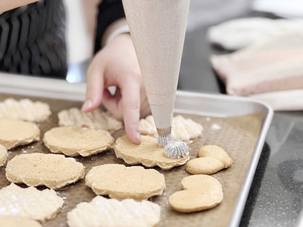 6 베이킹클래스-다 구워진 다쿠와즈에 흑임자 모양 올려놓는 모습