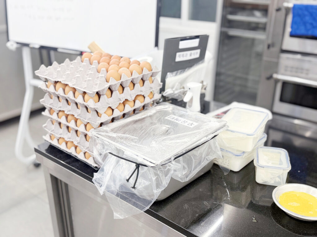 제과기능사 실기 파운드케이크 재료 준비-날계란과 우유, 버터 등 재료가 준비된 사진