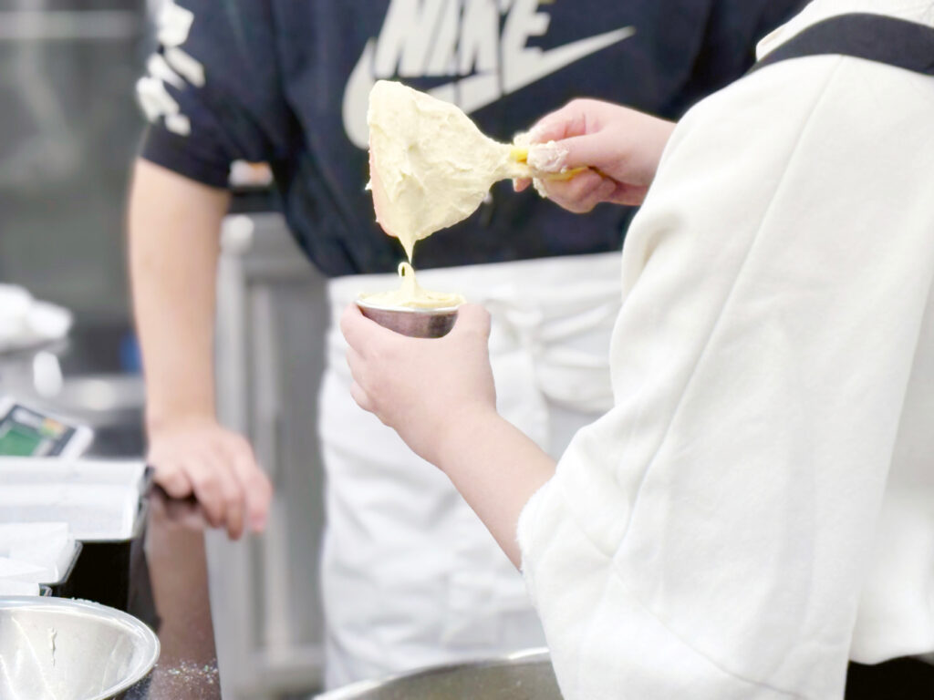 제과기능사-반죽이 완료되어 믹싱볼에 담겨 있거나 소분하는 사진