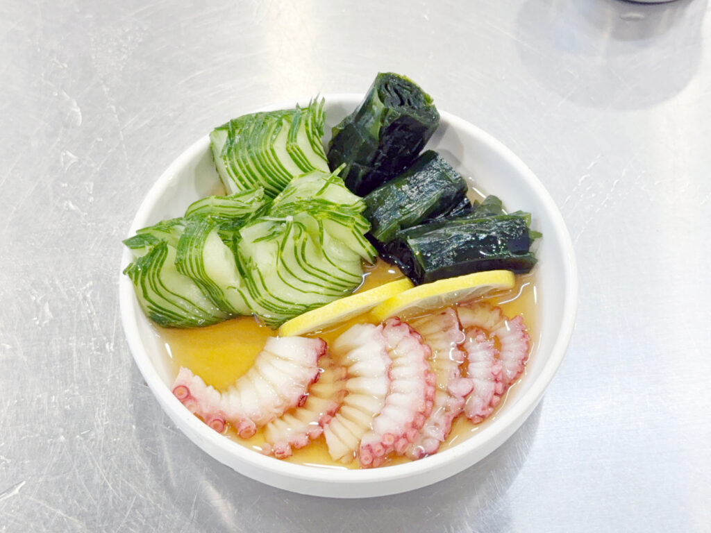 일식조리기능사 : 오이 자바라(아코디언 모양)와 불린 미역, 문어가 예쁘게 세팅된 접시 사진