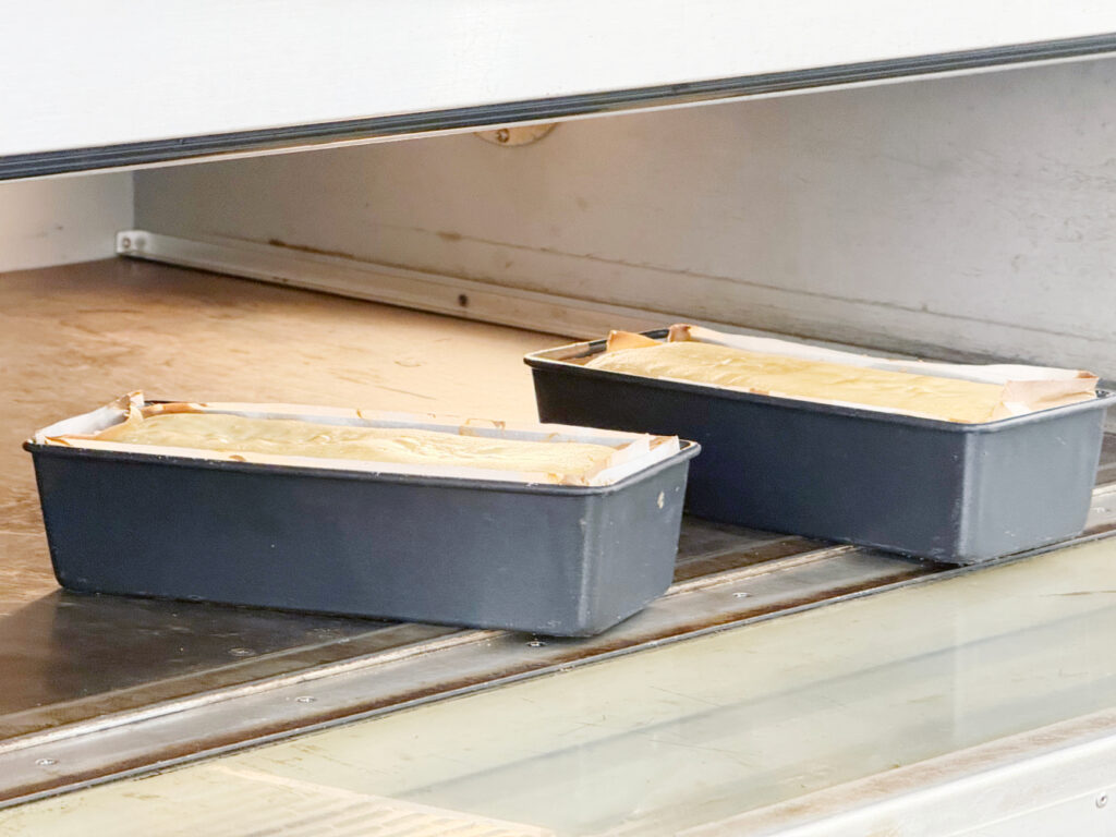 제과기능사-오븐 안에서 구워지고 있는 파운드케이크 사진