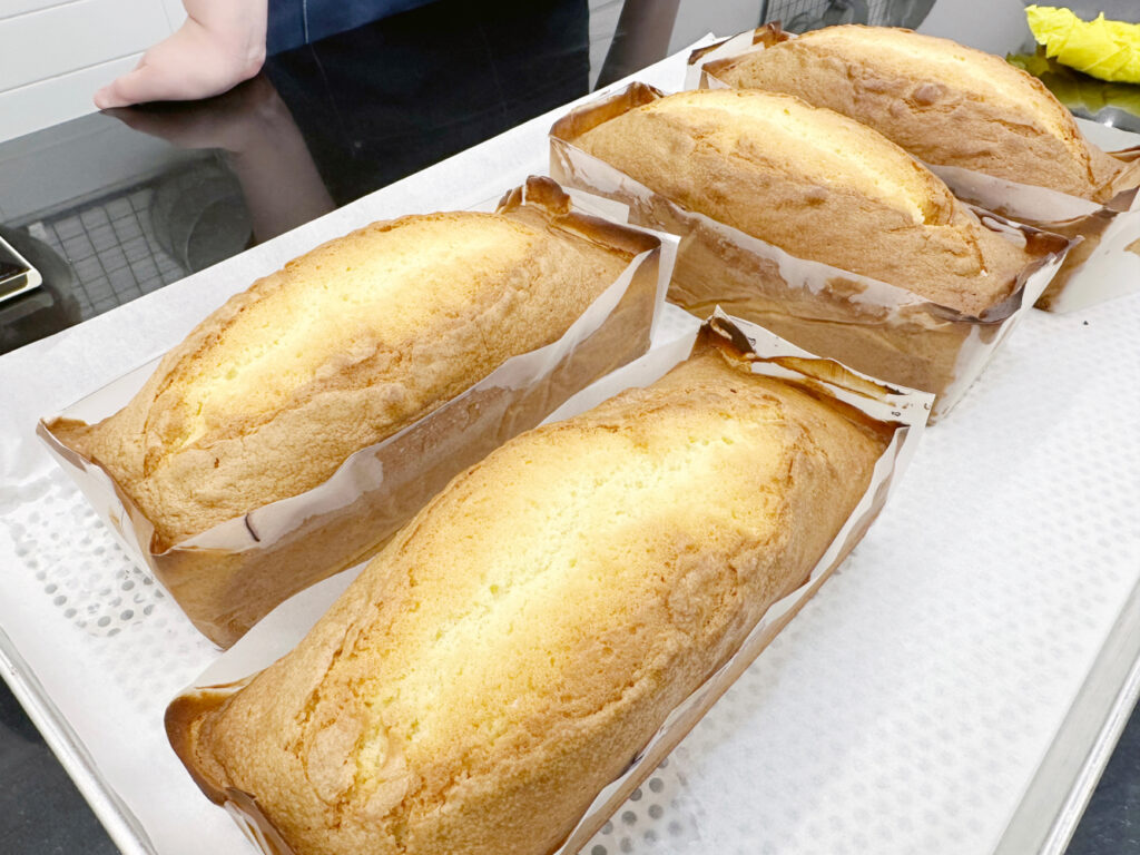 제과기능사-오븐에서 꺼낸 완성된 파운드케이크 사진