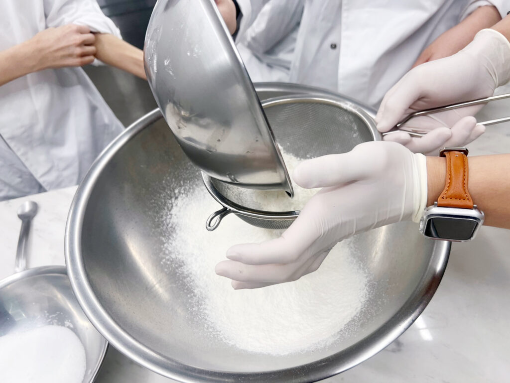 제과제빵 기초 공정 가루분 체 치기 및 계량 실습