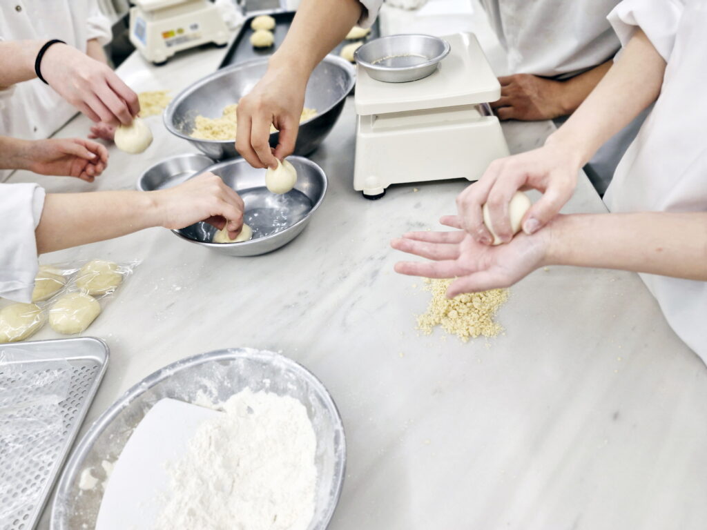 제빵기능사 실기 소보로빵 성형 전 둥글리기 및 물 묻히기