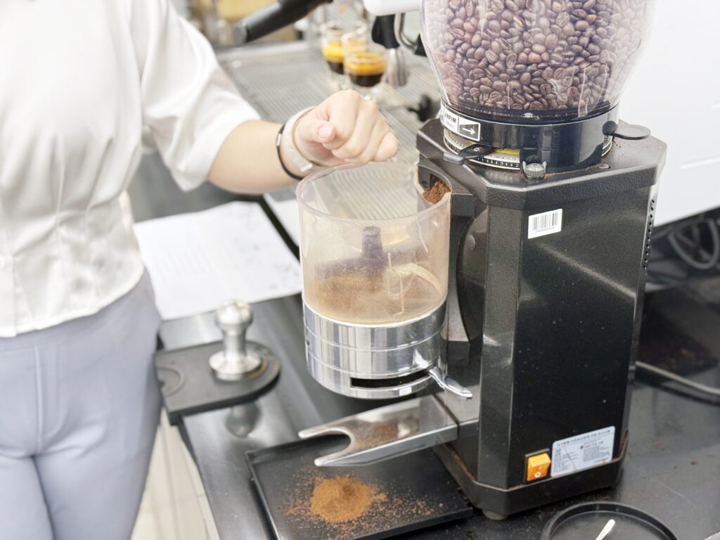 SCA바리스타자격증 - 자동 그라인더 분쇄 및 도징 준비