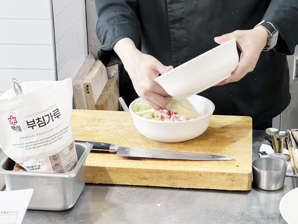 코리아요리아트아카데미 요리학원 쿠킹클래스에서 오코노미야끼 반죽과 채소, 부침가루를 혼합하는 원데이클래스 과정