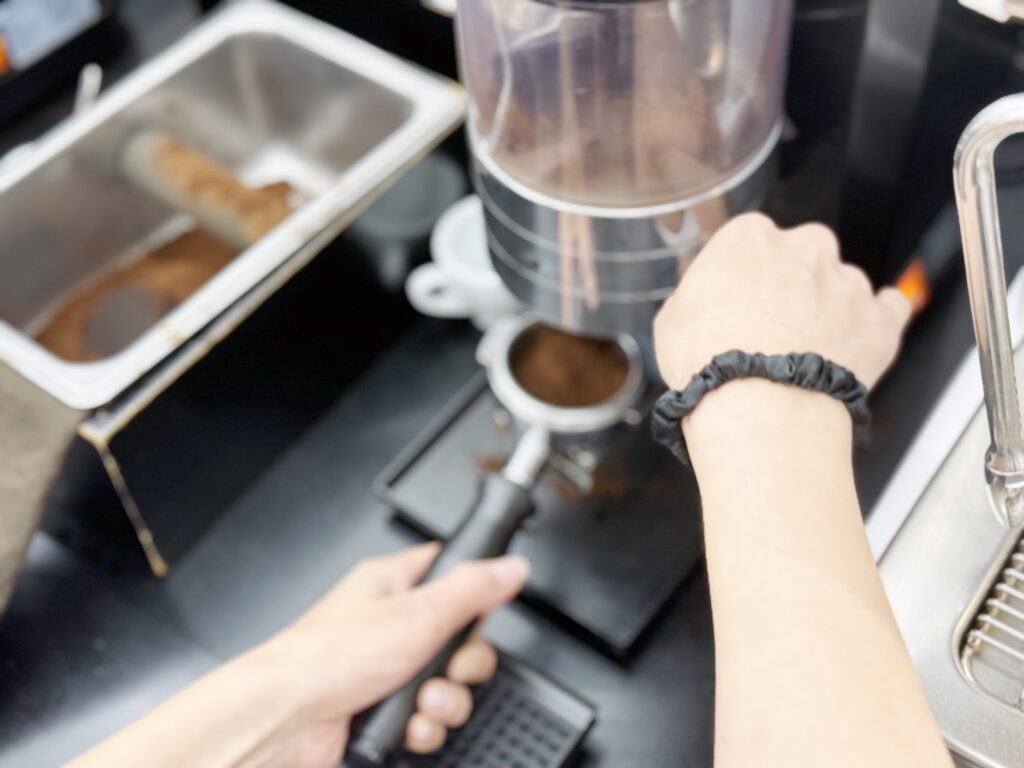 SCA바리스타자격증 - 포터필터에 분쇄 원두 담기