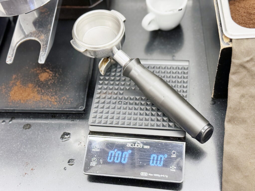 SCA바리스타자격증 - 저울을 활용한 포터필터 영점 잡기(Taring)