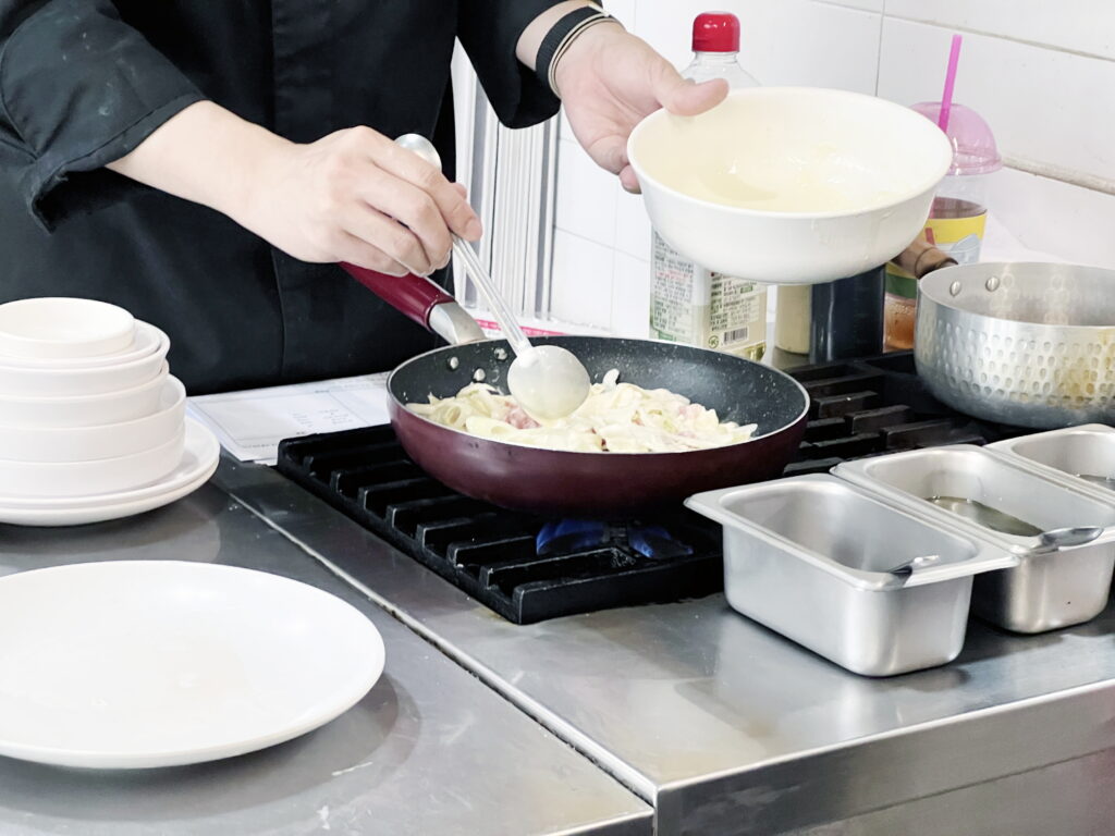 요리학원 일식 쿠킹클래스 강사님이 달궈진 팬에 두툼하게 오코노미야끼 반죽을 올리며 모양을 잡는 원데이클래스 시연