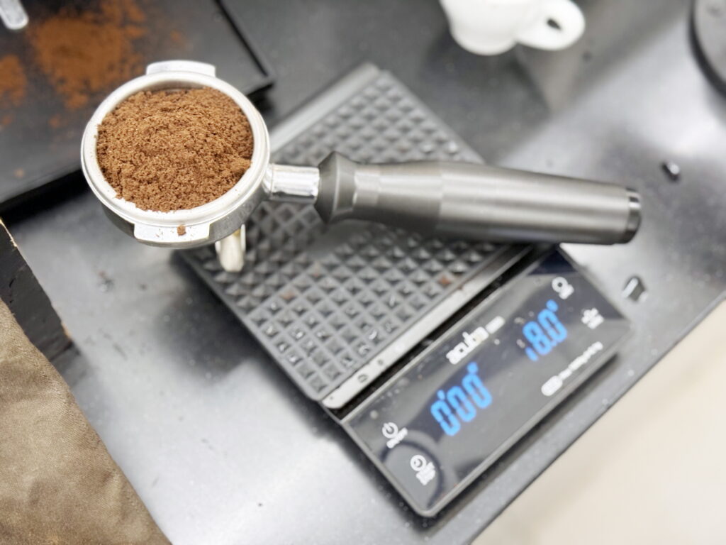 SCA바리스타자격증 - 정확히 18.0g이 도징된 포터필터