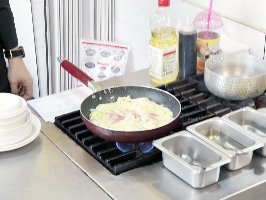 겉바속촉 오코노미야끼를 완성하기 위해 요리학원 쿠킹클래스에서 약불로 은은하게 구워내는 원데이클래스 조리 과정