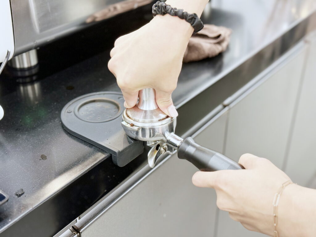 SCA바리스타자격증 - 탬퍼를 이용한 탬핑 과정