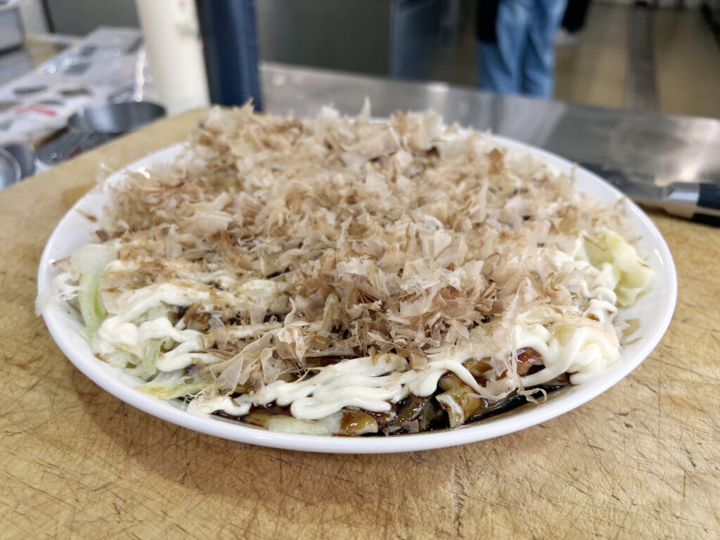 코리아요리아트아카데미 요리학원 원데이클래스를 통해 완성된 가쓰오부시가 듬뿍 올라간 먹음직스러운 오코노미야끼 쿠킹클래스 완성작