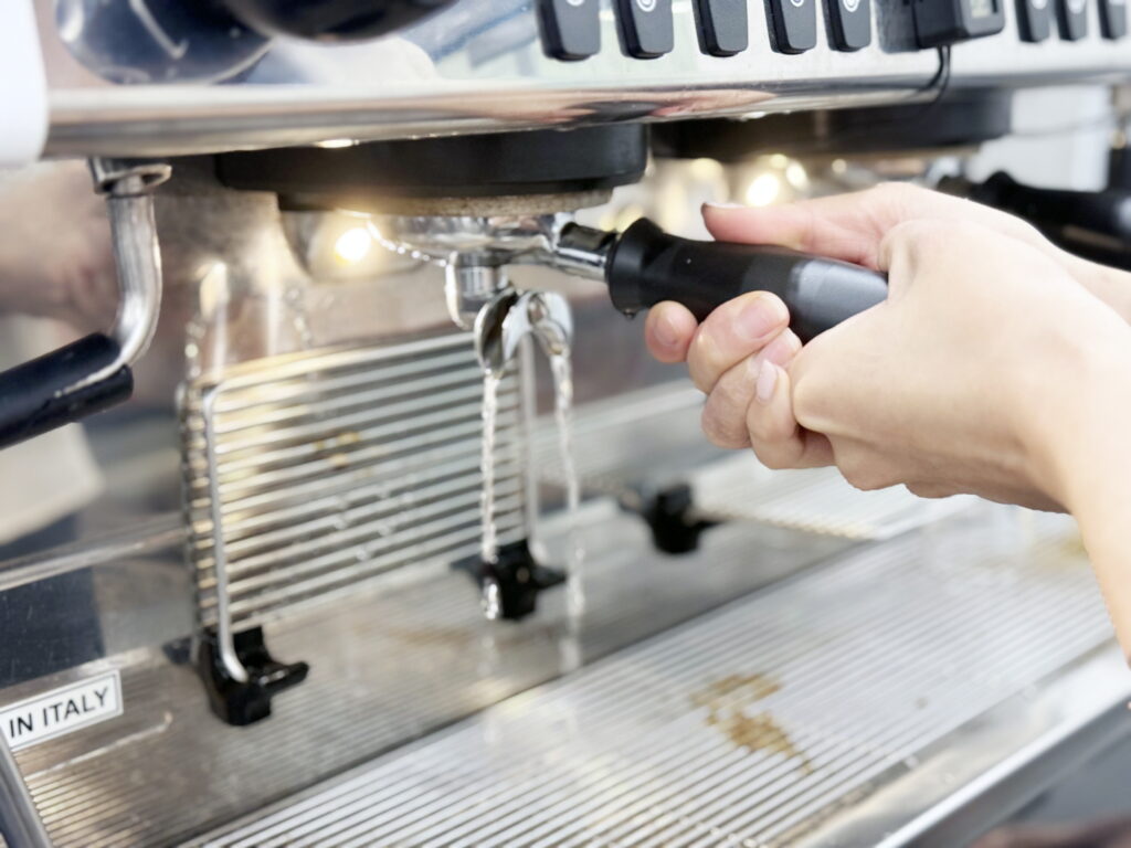 SCA바리스타자격증 - 추출 직전 그룹헤드 물 흘리기