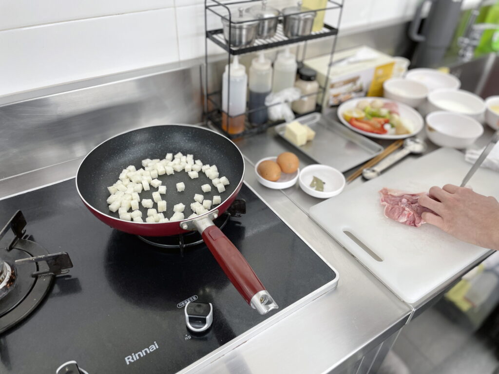 팬에서 크루통을 노릇하게 굽는 동시에 다른 재료를 손질하는 멀티태스킹 샷