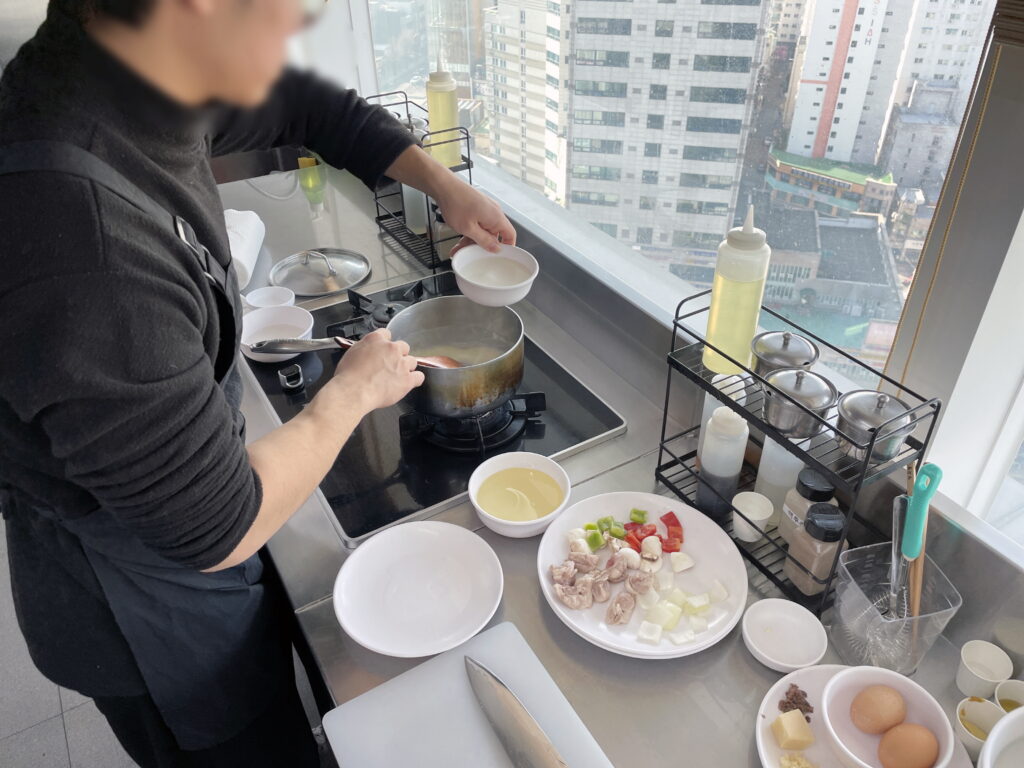 냄비에서 화이트 루를 볶으며 소스의 농도를 맞추고 있는 조리 과정