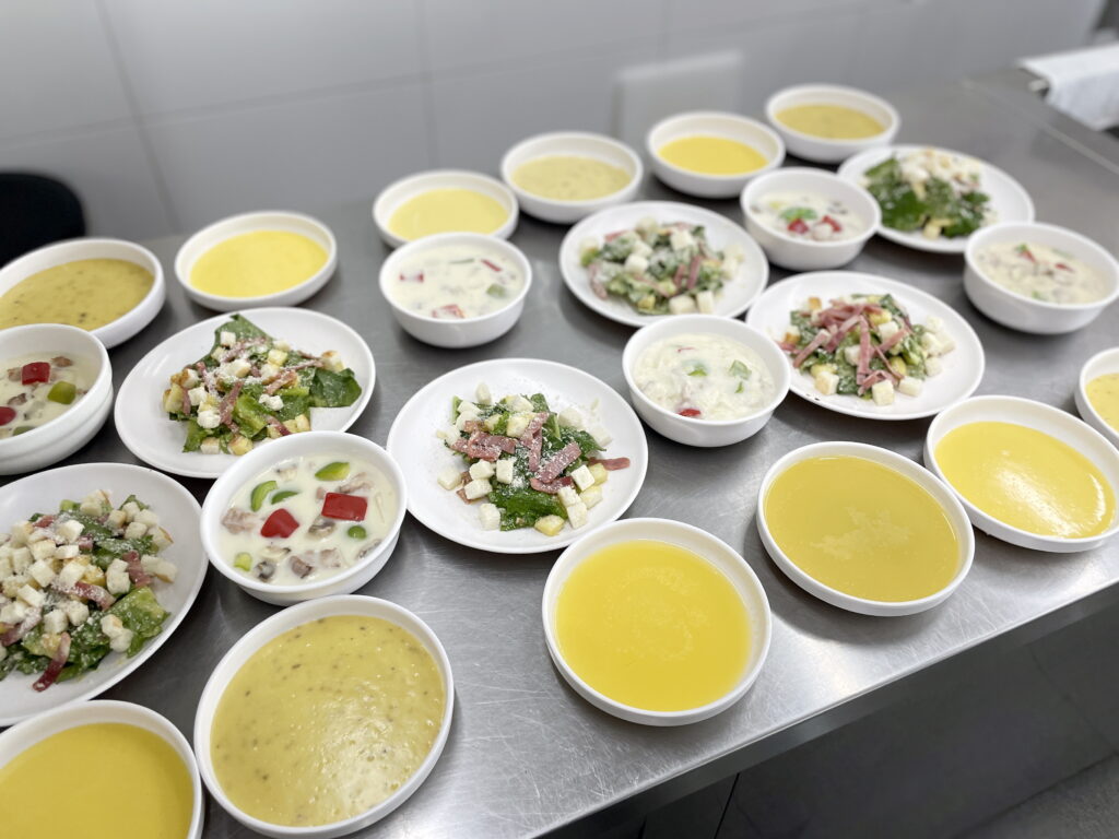 학원 실습대 위에 수강생들이 완성한 다수의 치킨 알라킹과 시저 샐러드가 일렬로 놓여 평가를 기다리는 장관