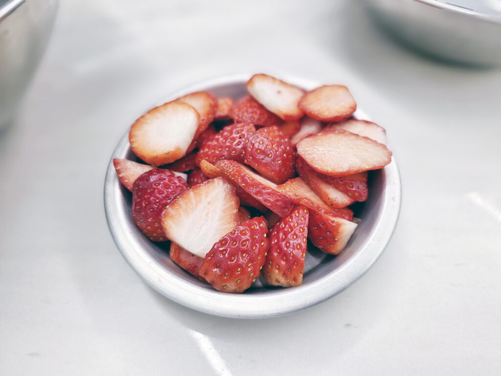 제과제빵 케익만들기 장식용 딸기 슬라이스 전처리 과정