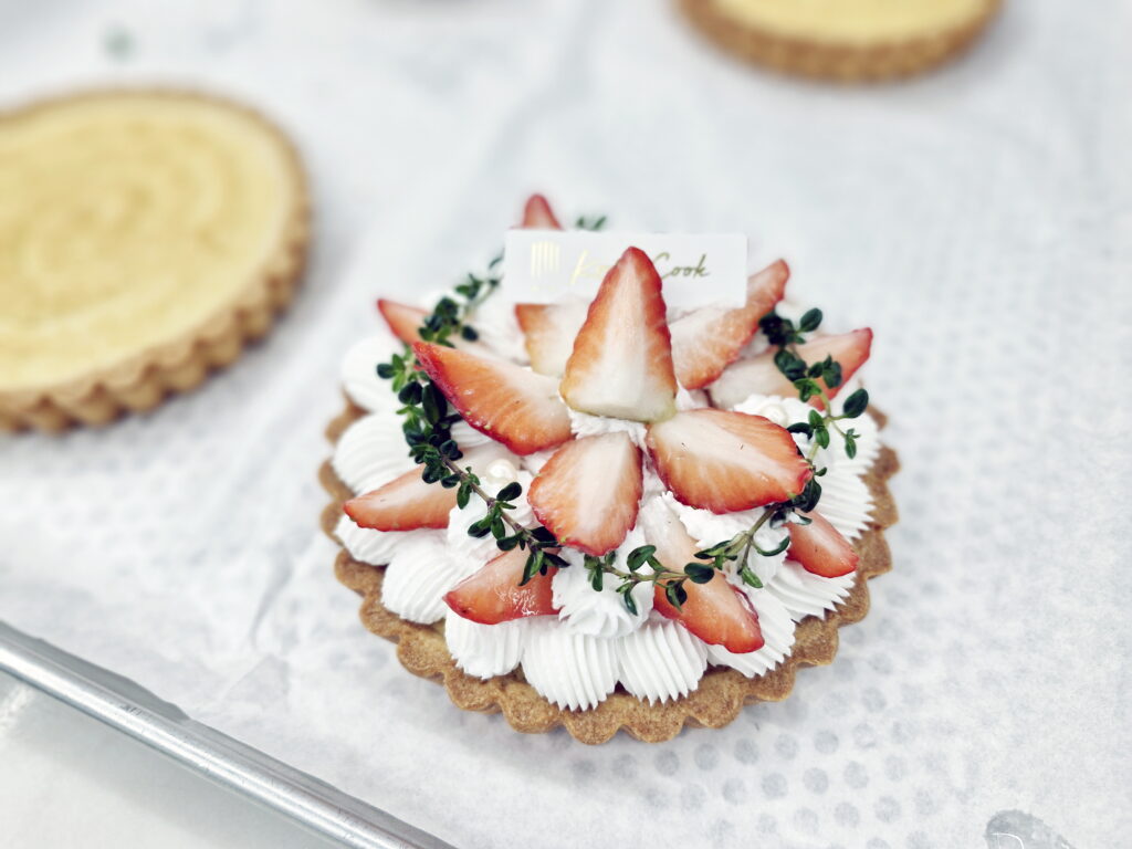 제과제빵 실습 중인 학생의 케익만들기 아이싱 및 과일 배치