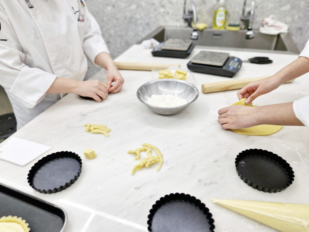 제과제빵 타르트지 성형 및 밀대 작업 실습 현장