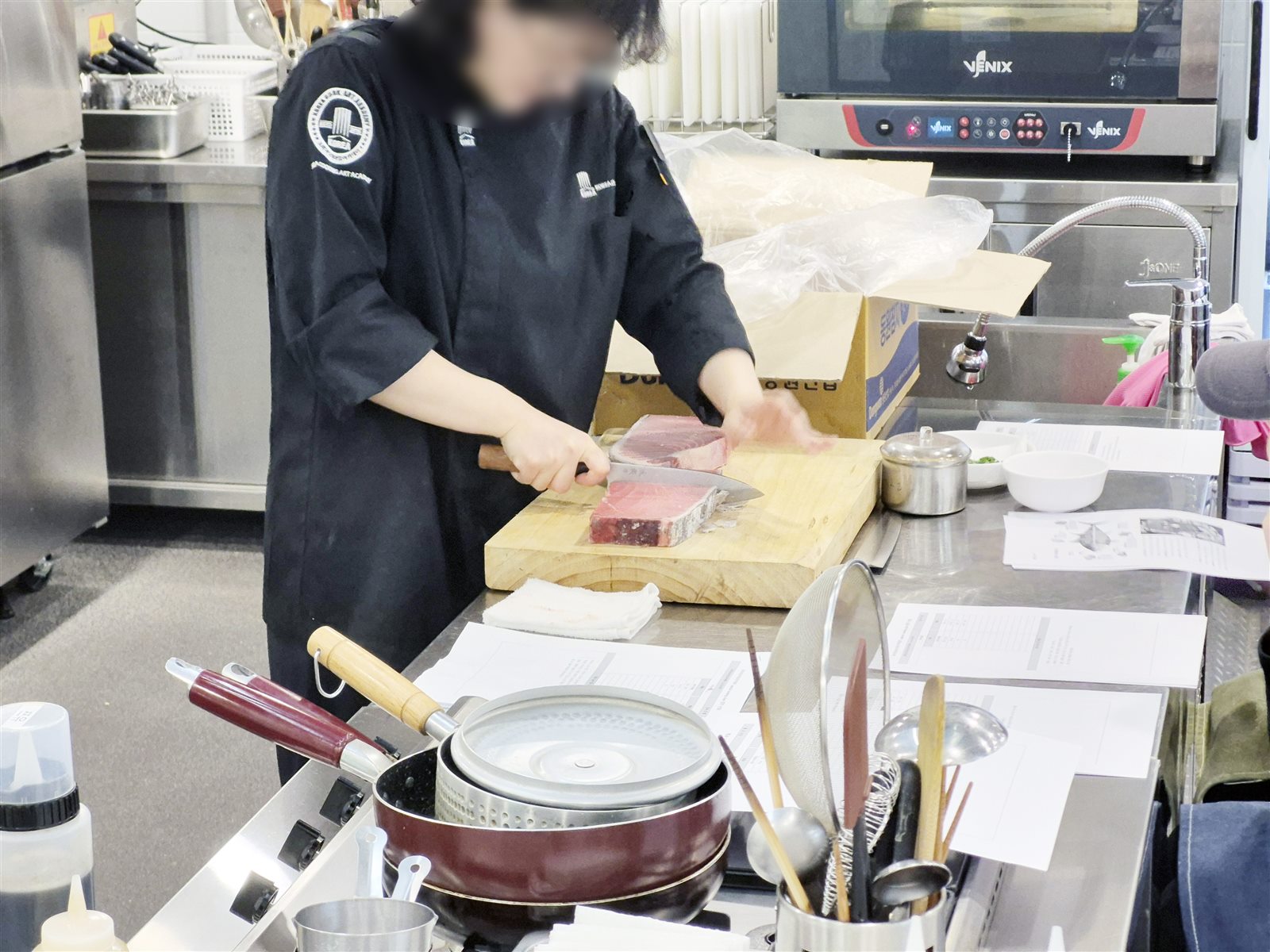 참치 블록을 부위별로 분할하는 스시 사시미 실습